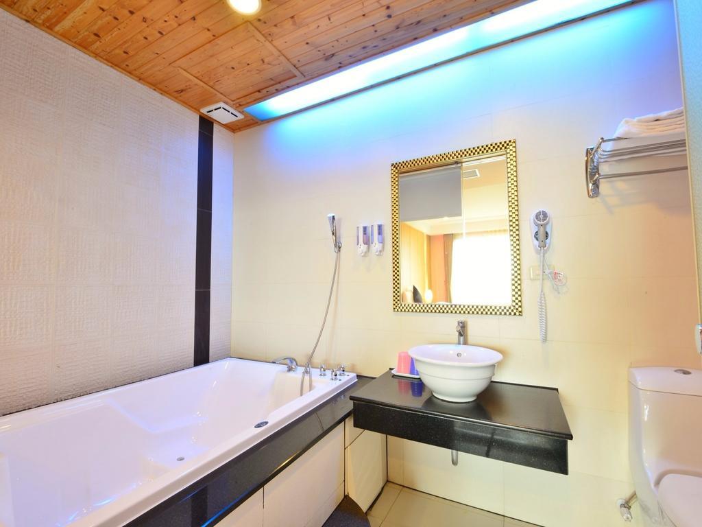 Tranquil Sea Vacation Hotel Kenting Buitenkant foto